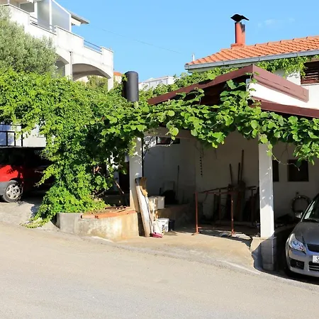 Apartments With Parking Space Okrug Gornji - Ciovo - 1107 *